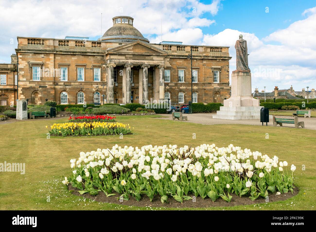 Sheriff Courthouse, visto da Wellington Square, Ayr., Scozia, Regno Unito. Il tribunale è costruito nel XIX secolo dall'architetto Robert Wallace Foto Stock