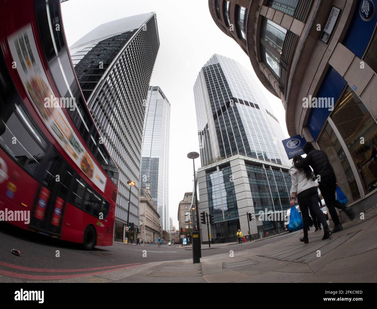 Red London Bus passando 100 Bishopsgate, grattacielo di Londra sede della Royal Bank of Canada (con pilastri), con 99 Bishopsgate di fronte, e Boots The Chemist all'estrema destra Foto Stock