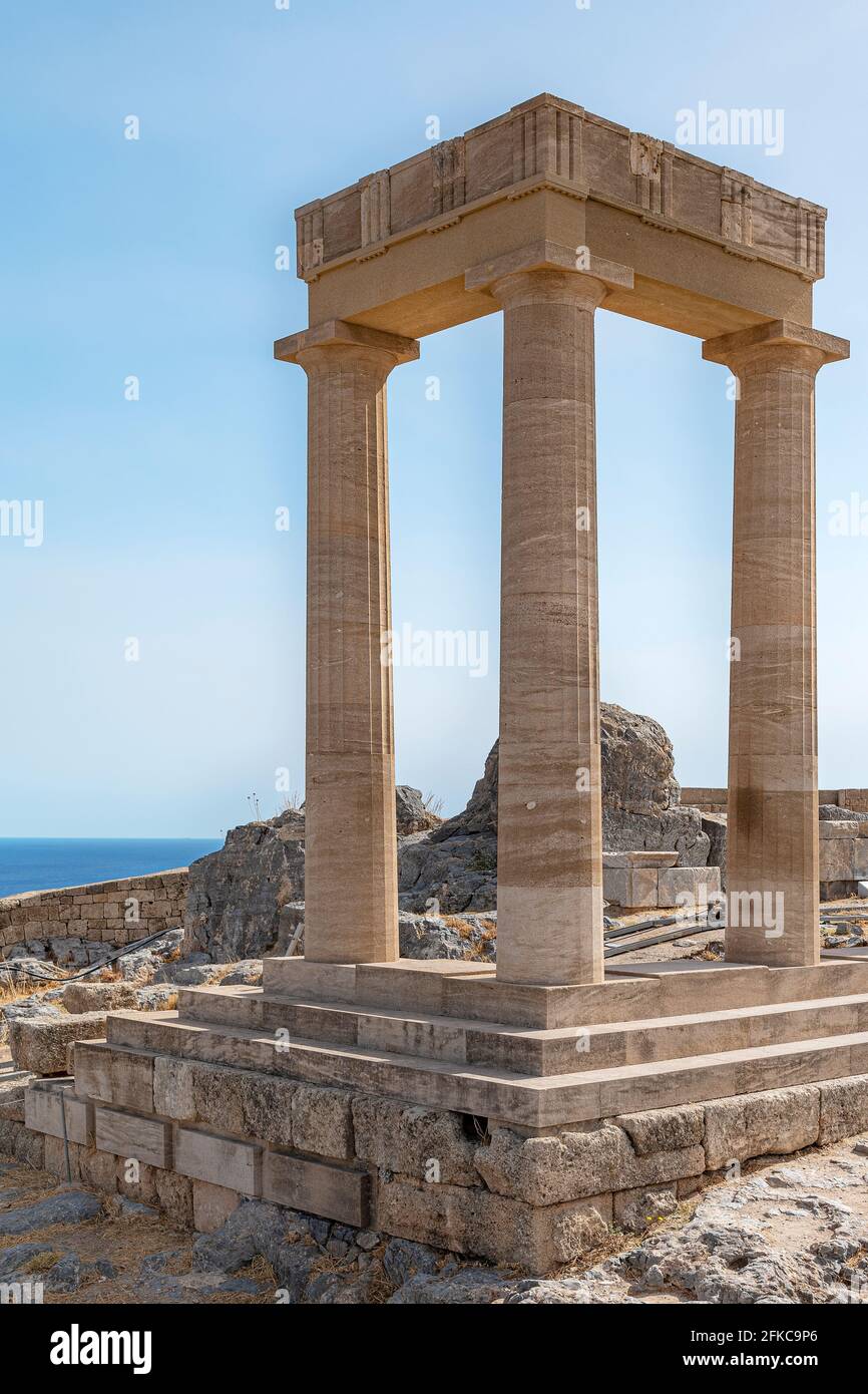Le rovine dello stoa psithyros presso l'acropoli di Lindos sull'isola greca di Rodi. Foto Stock