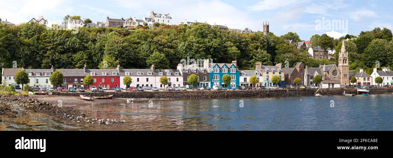 Una vista panoramica delle famose case multicolore sul lungomare di Tobermory, Isola di Mull, Argyll e Bute, Inner Hebrides, Scozia Regno Unito Foto Stock