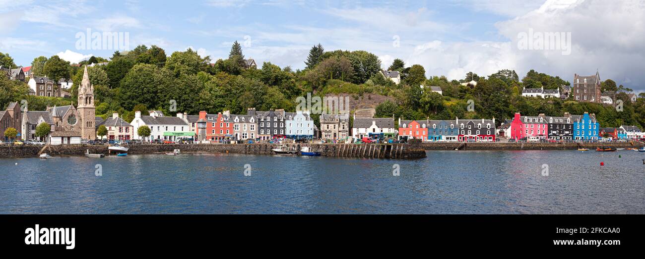 Una vista panoramica delle famose case multicolore sul lungomare di Tobermory, Isola di Mull, Argyll e Bute, Inner Hebrides, Scozia Regno Unito Foto Stock