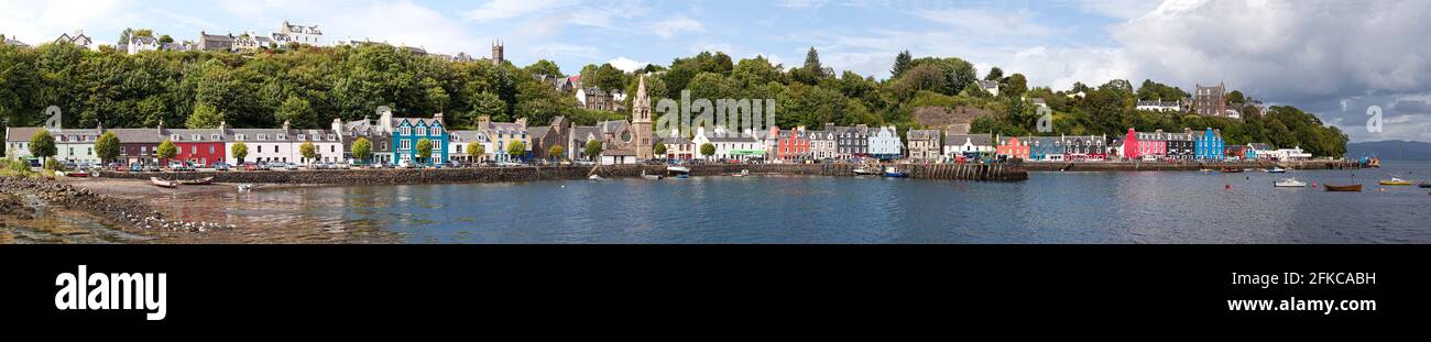 Una vista panoramica delle famose case multicolore sul lungomare di Tobermory, Isola di Mull, Argyll e Bute, Inner Hebrides, Scozia Regno Unito Foto Stock