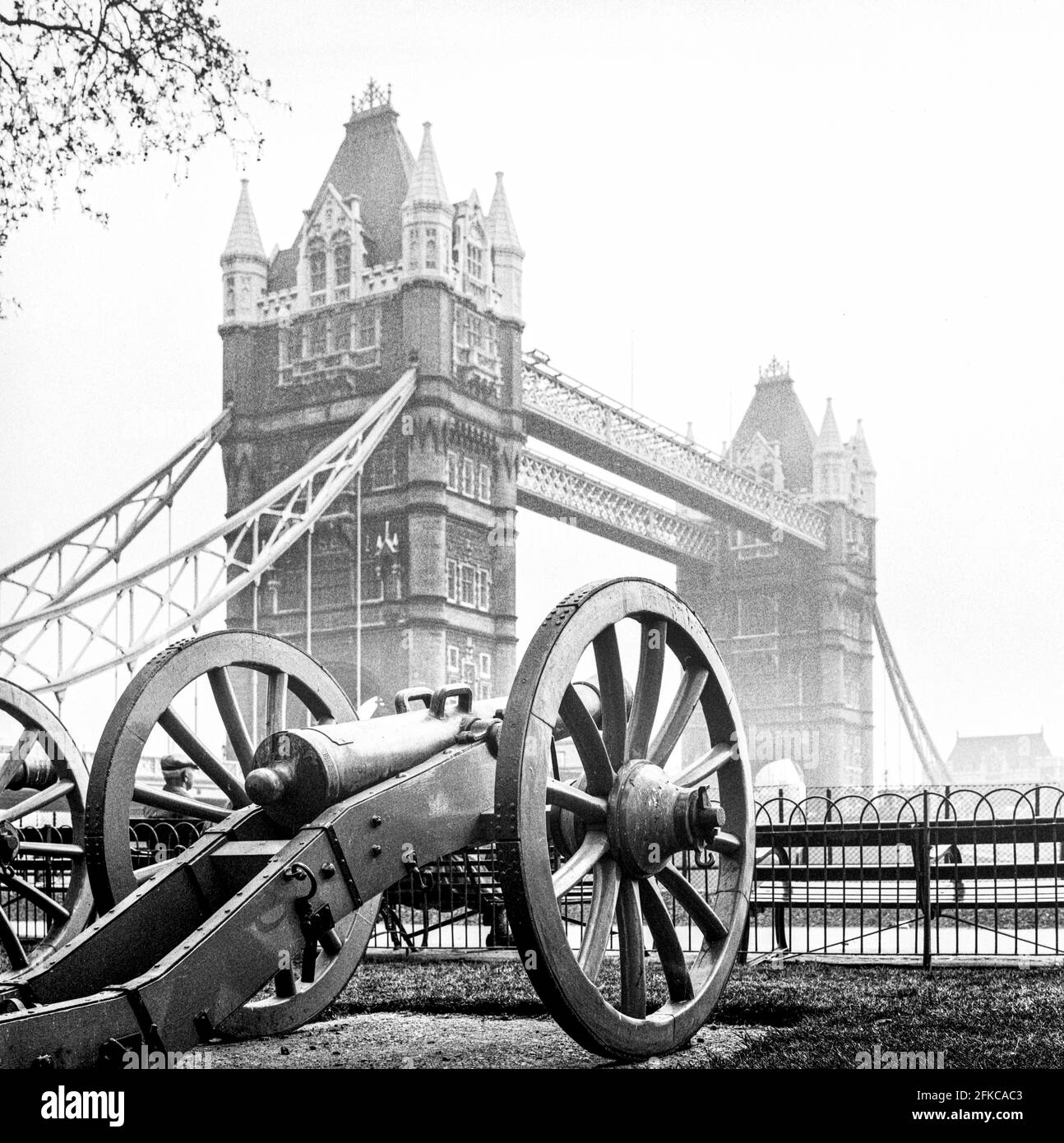 Cannone di artiglieria a Tower Bridge, Londra UK nel 1971 Foto Stock