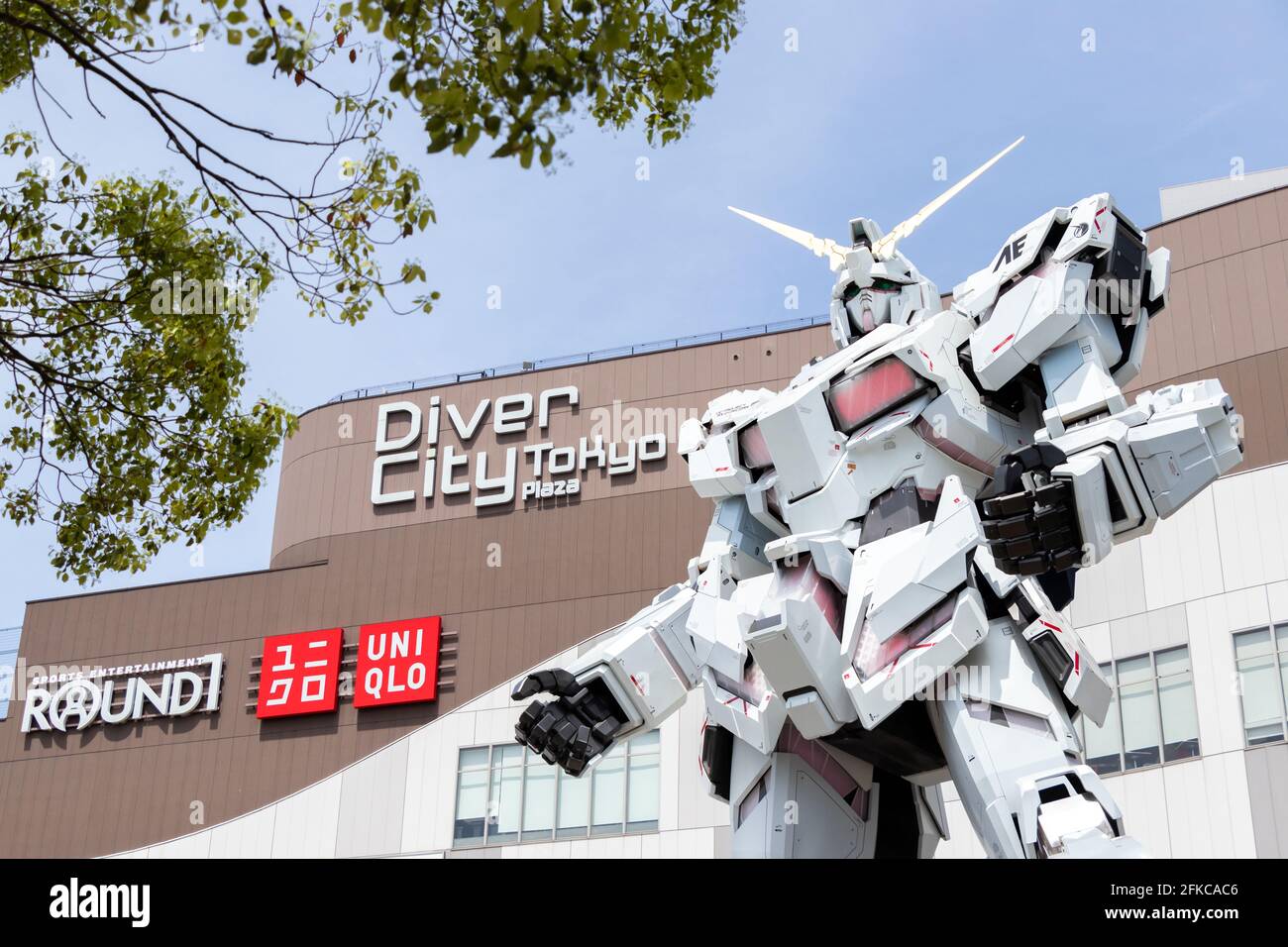 TOKYO, GIAPPONE - 28 aprile 2019, RX-0 Unicorn Gundam statua in modalità Destroy a Diver City plaza Tokyo, Odaiba Foto Stock