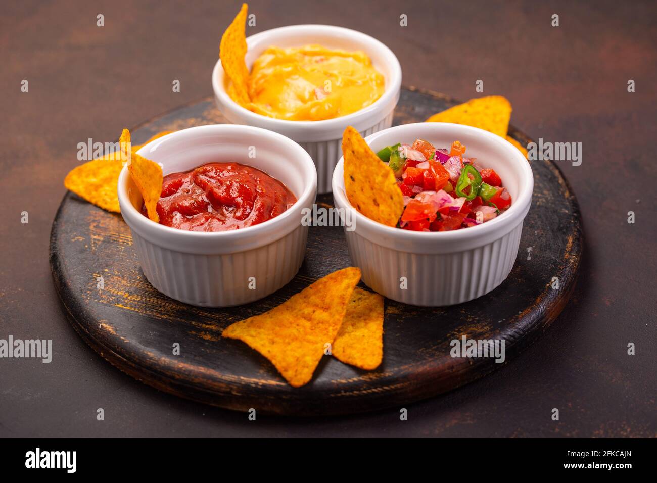 Tre salsa messicana, Pico de gallo, formaggio e salsa piccante di pomodoro su sfondo scuro Foto Stock