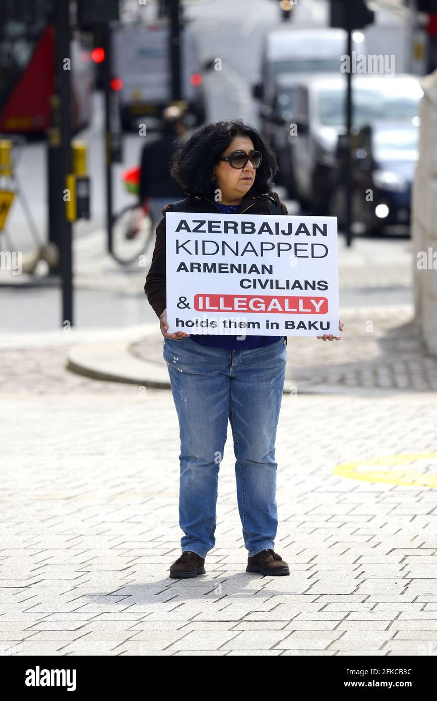 Londra, Regno Unito. Aprile 30 2021: Manifestanti in Trafalgar Square campagna contro il trattamento dei prigionieri di guerra armeni e civili da parte delle forze dell'Azerbaigian Credit: Phil Robinson/Alamy Live News Foto Stock