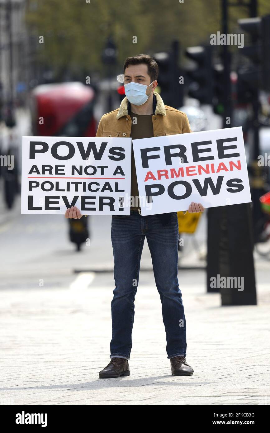 Londra, Regno Unito. Aprile 30 2021: Manifestanti in Trafalgar Square campagna contro il trattamento dei prigionieri di guerra armeni e civili da parte delle forze dell'Azerbaigian Credit: Phil Robinson/Alamy Live News Foto Stock
