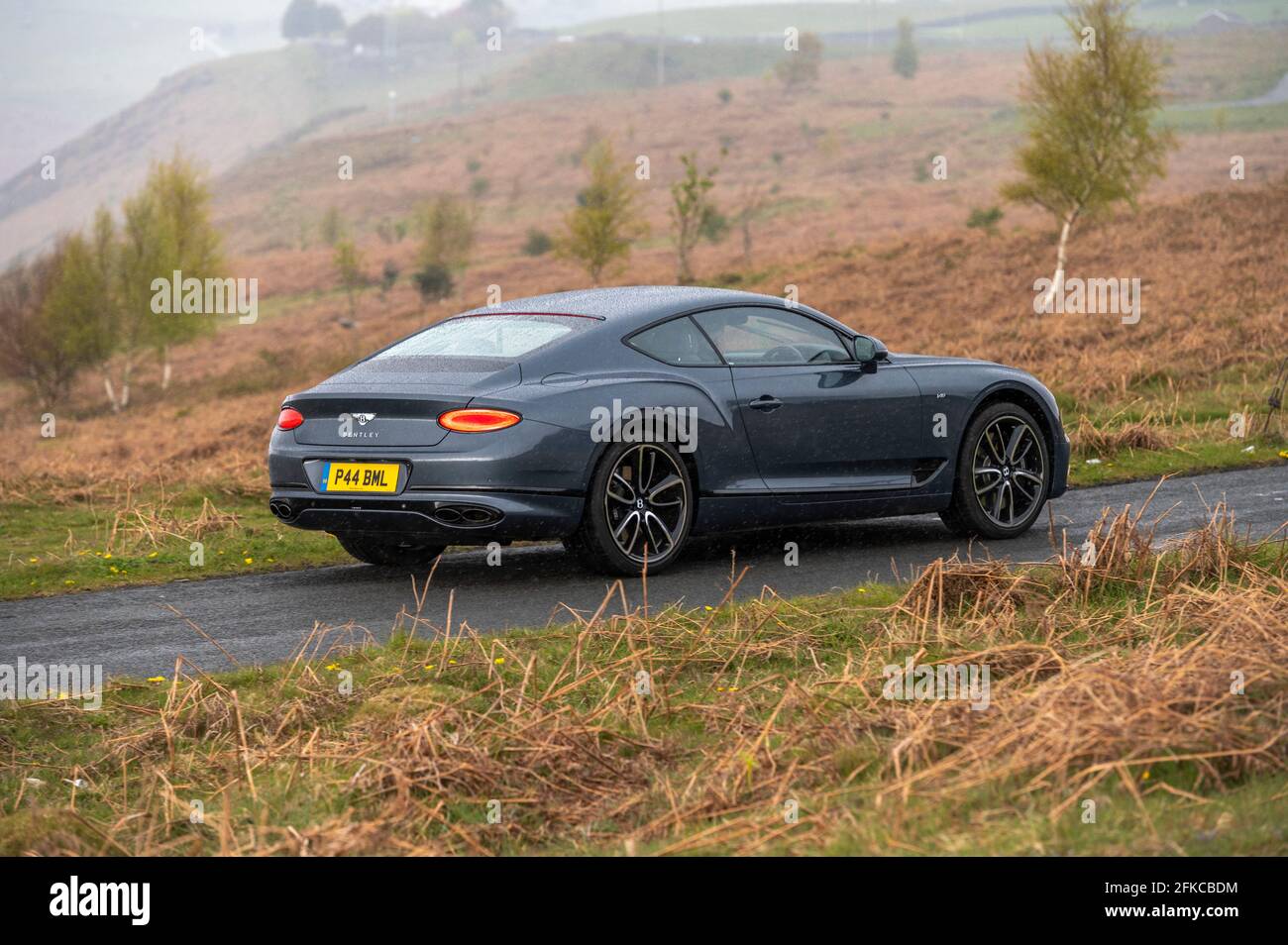 Un'auto sportiva di lusso Bentley Continental GT V8 raffigurata sullo sfondo della Rhymney Valley nel Galles sudorientale. Foto Stock