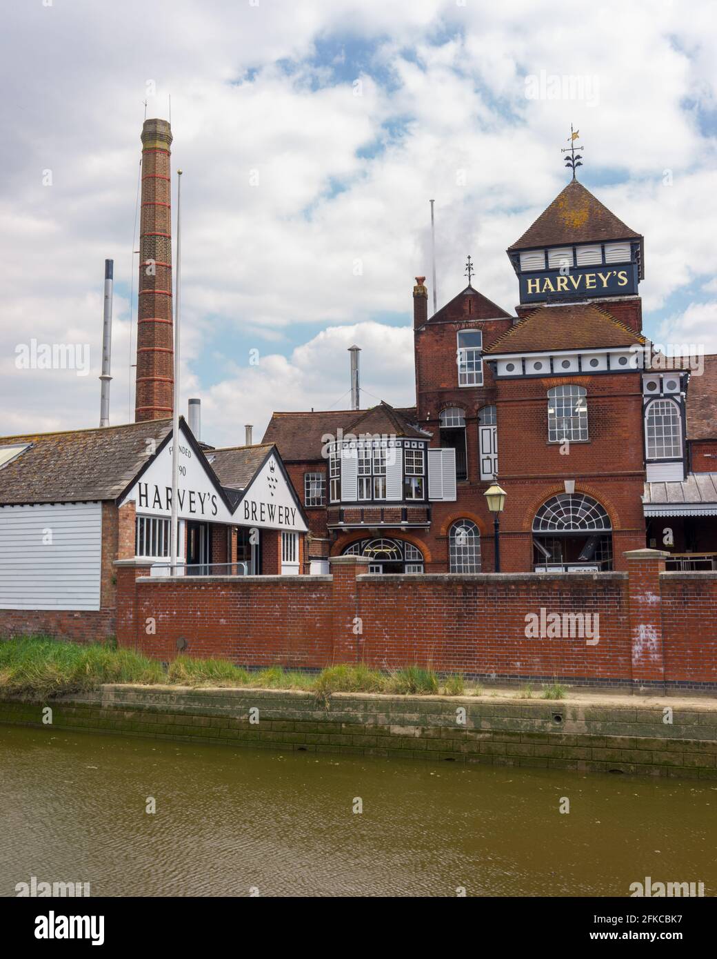 Harvey's Brewery sulle rive del fiume Ouse che attraversa la città di Lewes nell'East Sussex, Regno Unito. Il birrificio è stato fondato nel 1790 da John Harvey Foto Stock