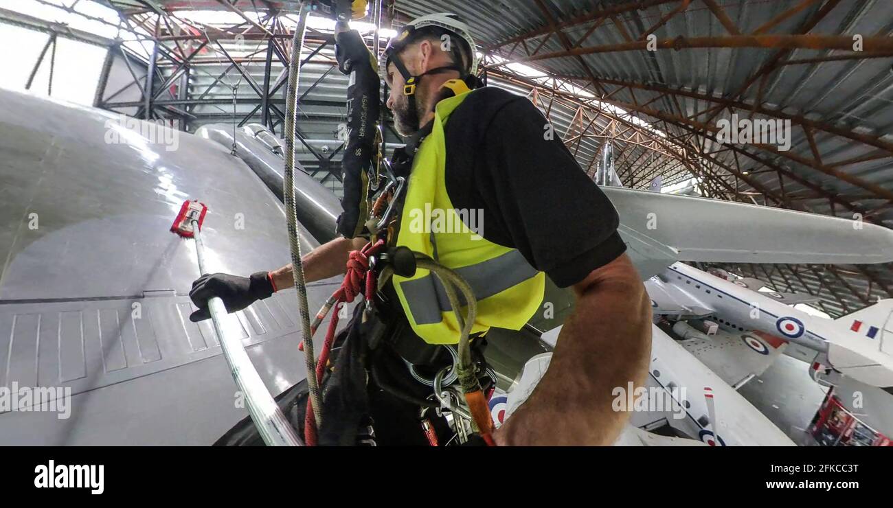Cosford, Regno Unito, 30 aprile 2021. Il RAF Museum Cosford's National Cold War Exhibition Hangar presenta un certo numero di aerei sospesi e grandi, alcuni dei quali sono oltre 100 piedi in aria. Con un accesso limitato o difficoltoso per il personale del museo, una pulizia annuale degli aeromobili più grandi e sospesi, insieme all'ispezione dei cavi di sospensione, viene eseguita da un team specializzato utilizzando una combinazione di accesso tramite fune e piattaforme meccaniche. Credit: Paul Bunch/Alamy Live News Foto Stock