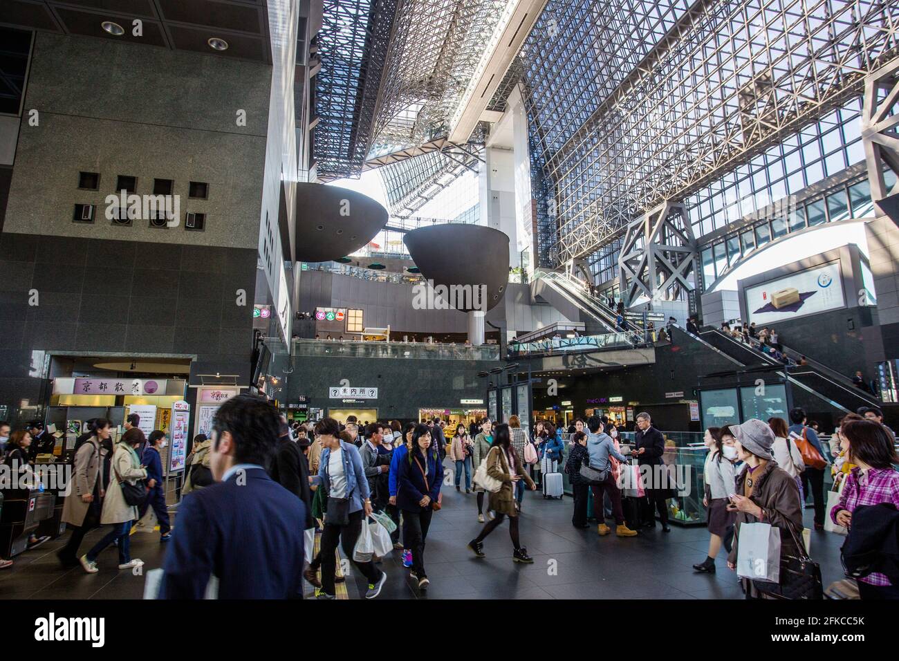 03-29-2015 Kyoto. Persone - passeggeri alla stazione di Kyoto. Edificio fantastico con soffitto alto Foto Stock