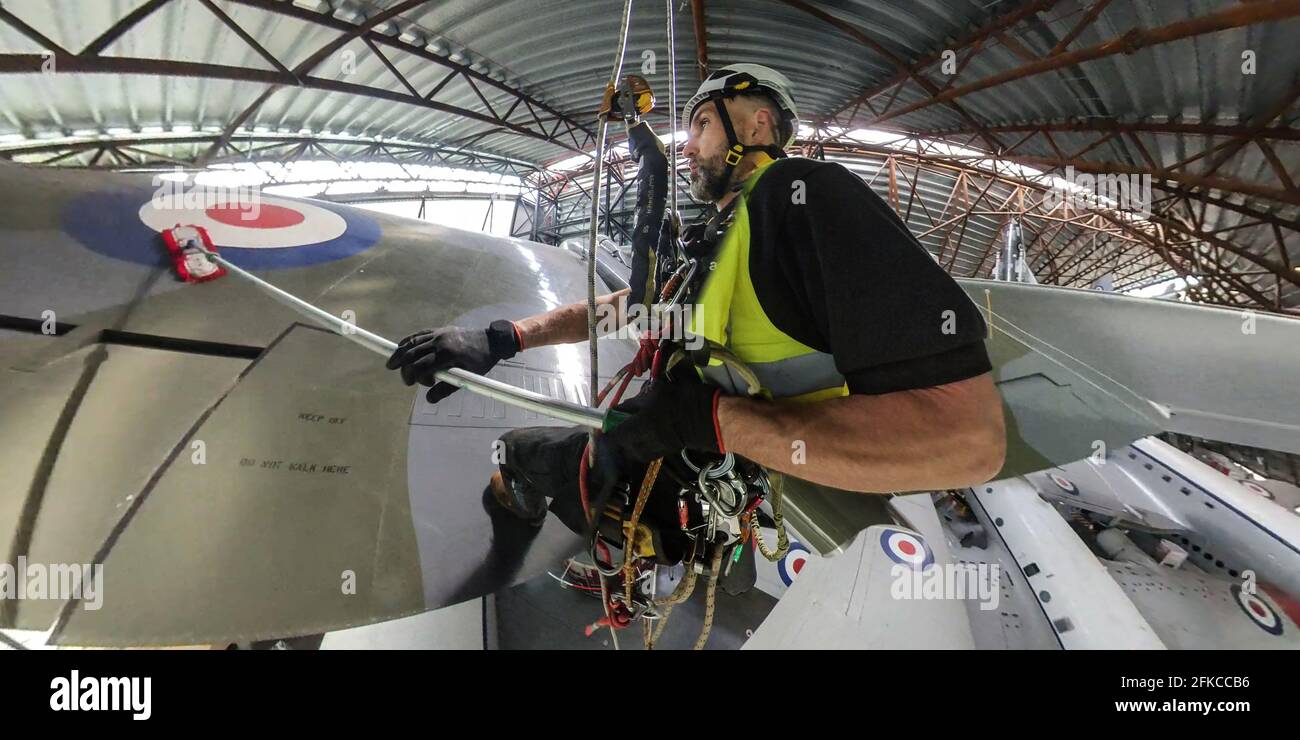 Cosford, Regno Unito, 30 aprile 2021. Il RAF Museum Cosford's National Cold War Exhibition Hangar presenta un certo numero di aerei sospesi e grandi, alcuni dei quali sono oltre 100 piedi in aria. Con un accesso limitato o difficoltoso per il personale del museo, una pulizia annuale degli aeromobili più grandi e sospesi, insieme all'ispezione dei cavi di sospensione, viene eseguita da un team specializzato utilizzando una combinazione di accesso tramite fune e piattaforme meccaniche. Credit: Paul Bunch/Alamy Live News Foto Stock