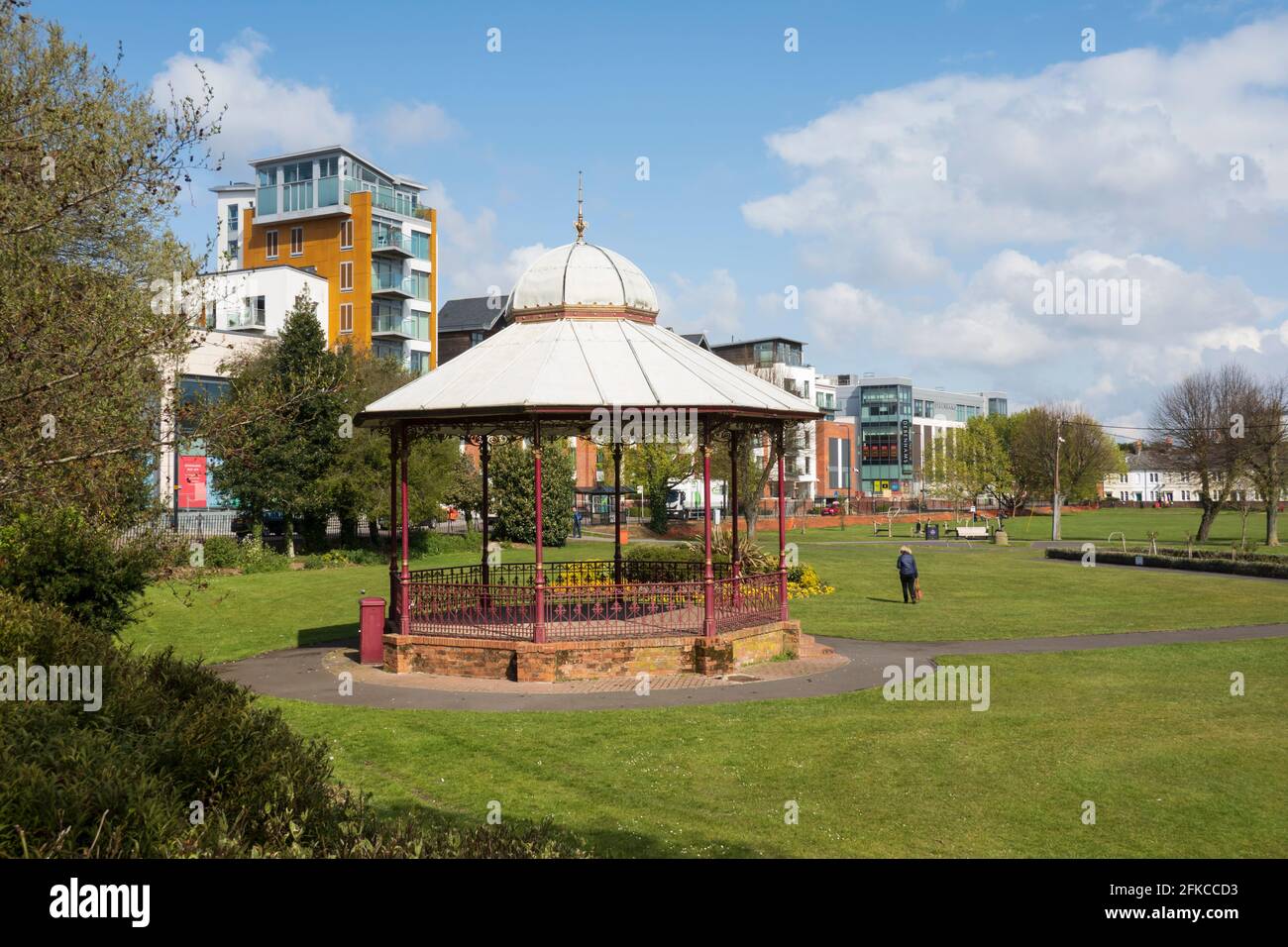 La Bandstand a Victoria Park con il nuovo sviluppo di Parkway Behind, Newbury, West Berkshire, Inghilterra, Regno Unito, Europa Foto Stock