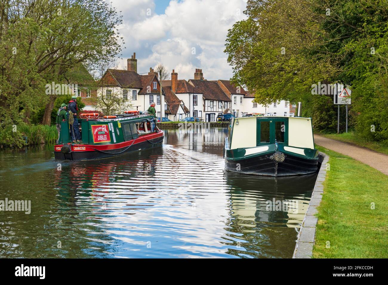 Narrowboats on Kennett and Avon Canal at West Mills, Newbury, West Berkshire, Inghilterra, Regno Unito, Europa Foto Stock