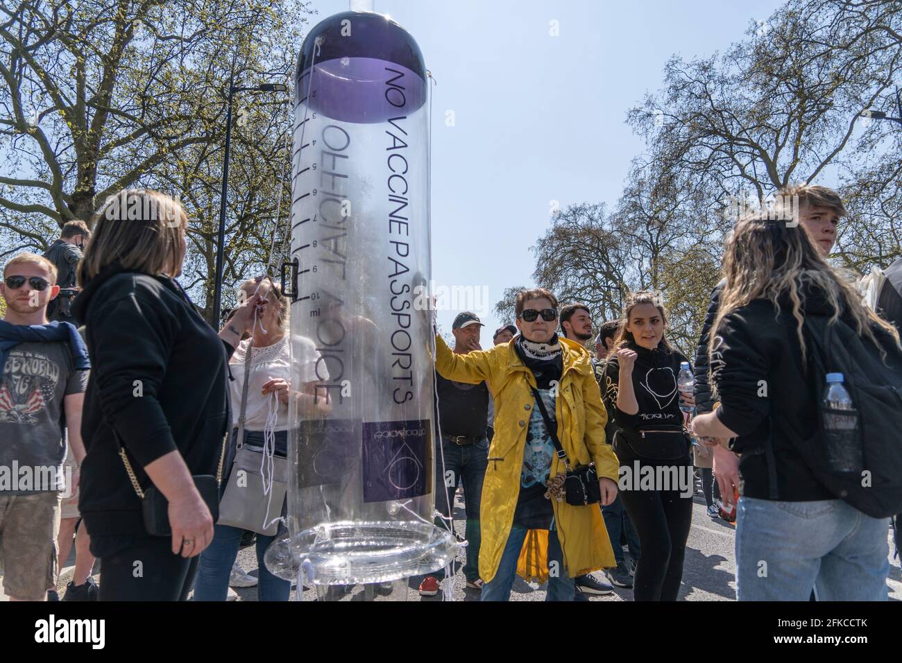 Le donne tengono una siringa gonfiabile alla protesta contro il passaporto anti-vaccino a Londra, Regno Unito. 24.01.21 Foto Stock