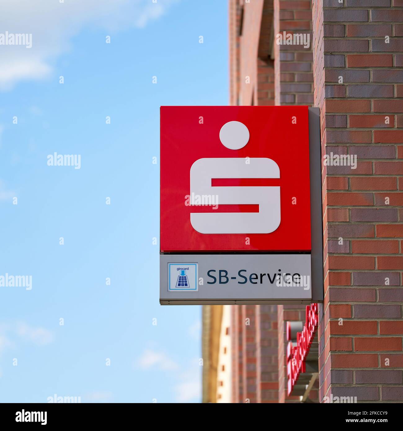 Segno al neon del ramo di uno Sparkasse nel Centro di Magdeburgo in Germania Foto Stock