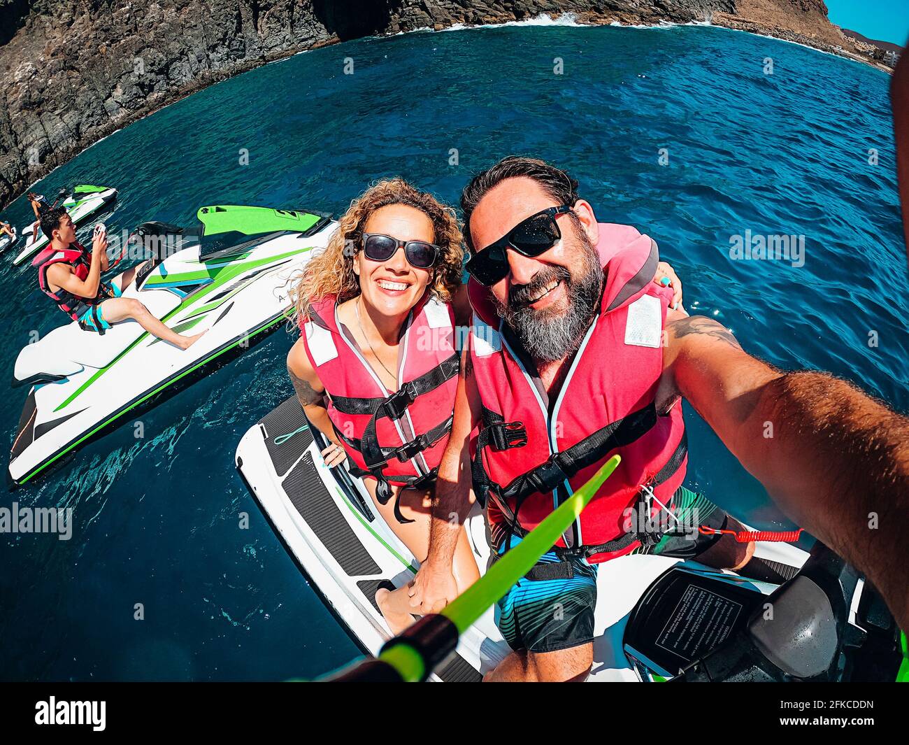Gruppo di amici turisti si divertono con jet Sky ON l'acqua blu dell'oceano - la coppia felice gode della libertà e. attività sportive insieme - vacanze estive Foto Stock