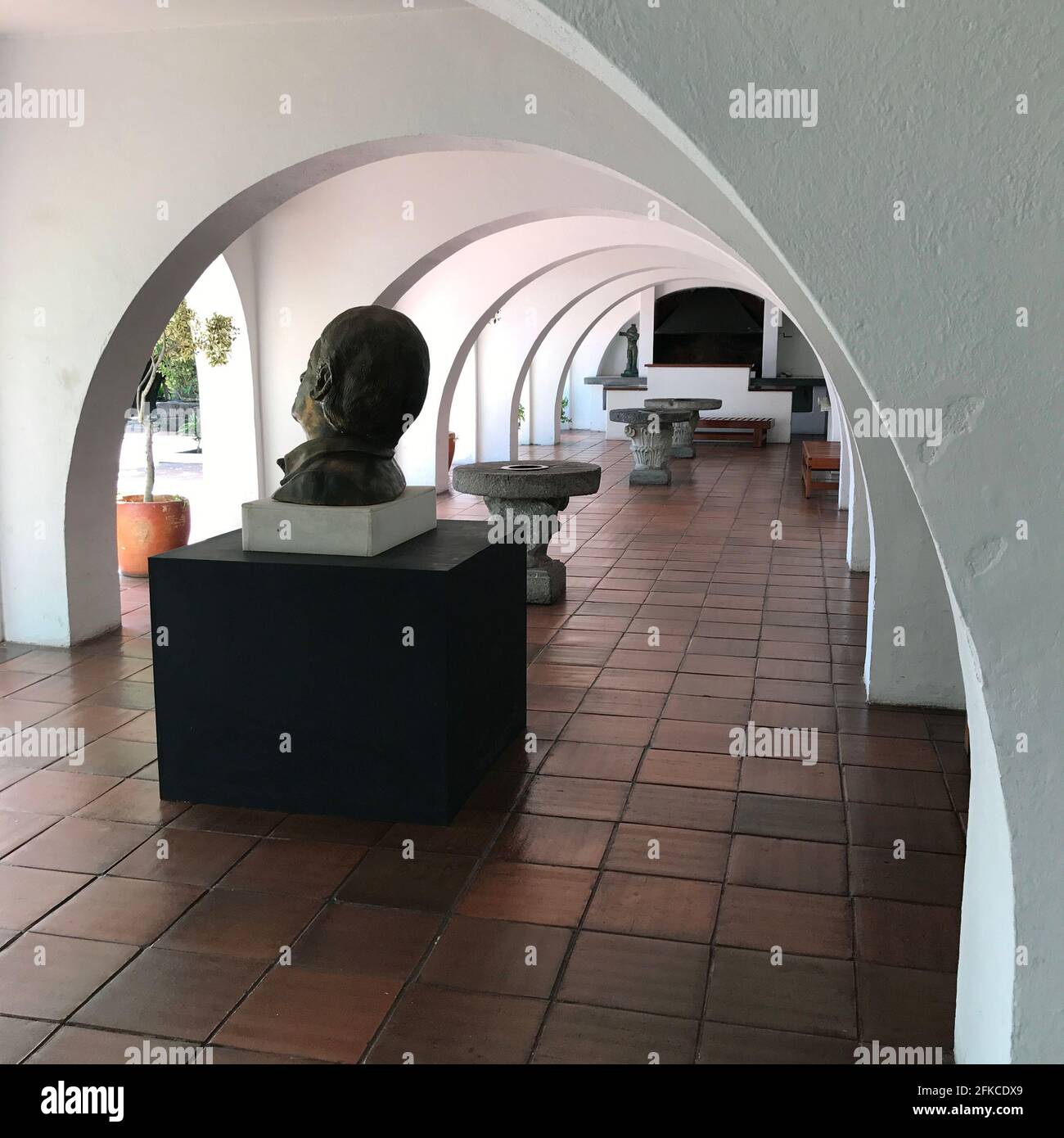 La casa del pittore ecuadoriano Oswaldo Guayasamin è stata progettata e costruita per la sua grande collezione di dipinti, ed è ora un museo a Quito, Ecuador. Foto Stock