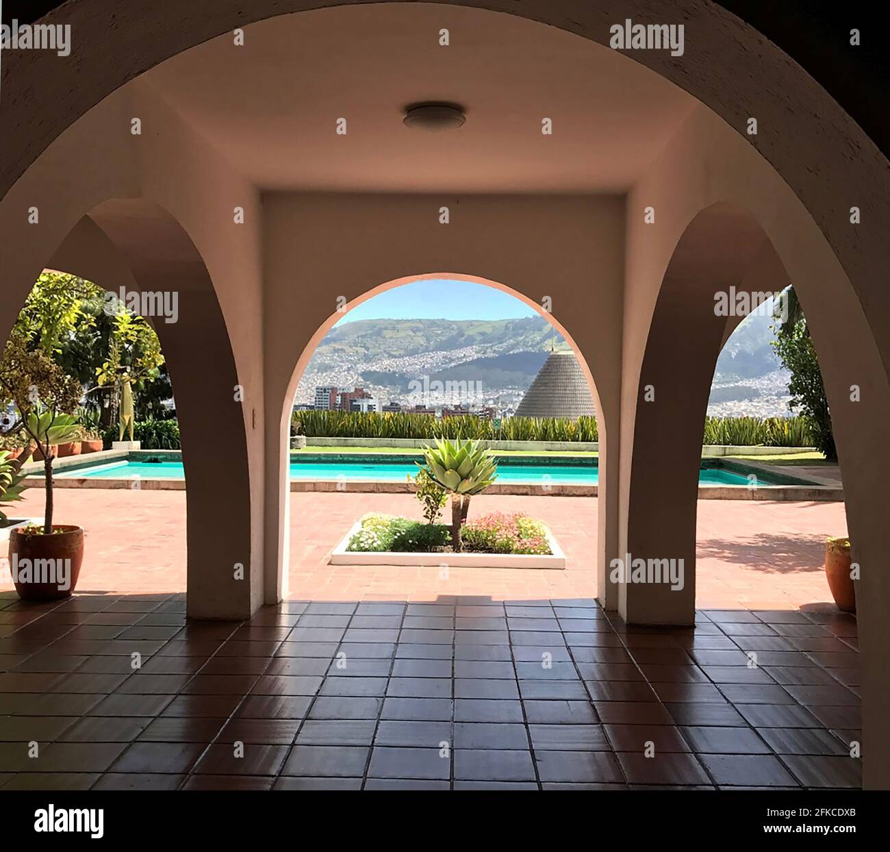 La casa del pittore ecuadoriano Oswaldo Guayasamin è stata progettata e costruita per la sua grande collezione di dipinti, ed è ora un museo a Quito, Ecuador. Foto Stock