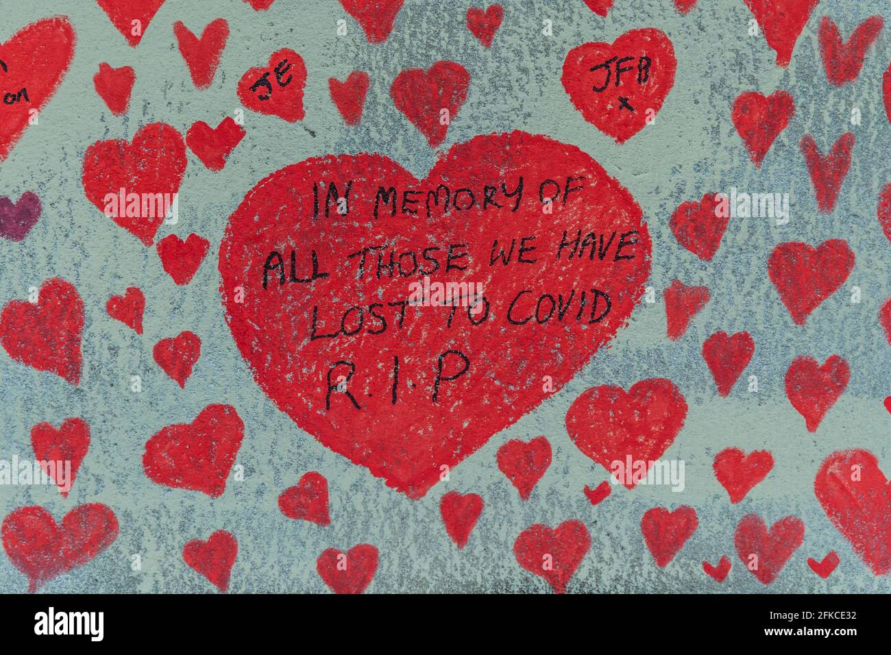 Londra, Regno Unito. 30 Apr 2021. La parete commemorativa nazionale del Covid fuori del St Thomas' Hospital sulla southbank è ora in gran parte completata. La famiglia e gli amici di alcune delle oltre centoquarantacinquemila persone che hanno perso la vita a Covid-19 hanno attirato i cuori a mano su un muro di fronte al Parlamento di Londra. Ogni cuore rappresenta qualcuno che è stato amato e che è morto di covid. È stato organizzato dalle famiglie covide-19 in lutto per la giustizia. Credit: Guy Bell/Alamy Live News Foto Stock