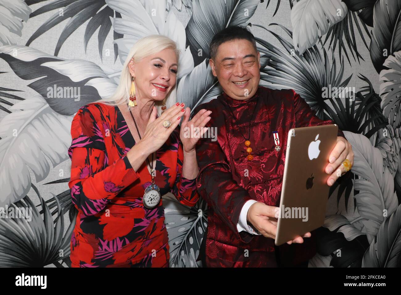 Los Angeles, California, Stati Uniti. 28 aprile 2021. La principessa Karen Cantrell e l'ospite della TV Joey Zhou si uniscono alla cerimonia virtuale dell'artista Jiannan Huang in Cina per celebrare la sua iscrizione onoraria alla Royal Society of St. George California al Beverly Hilton Hotel di Beverly Hills, California. Credito: Sheri Determan Foto Stock