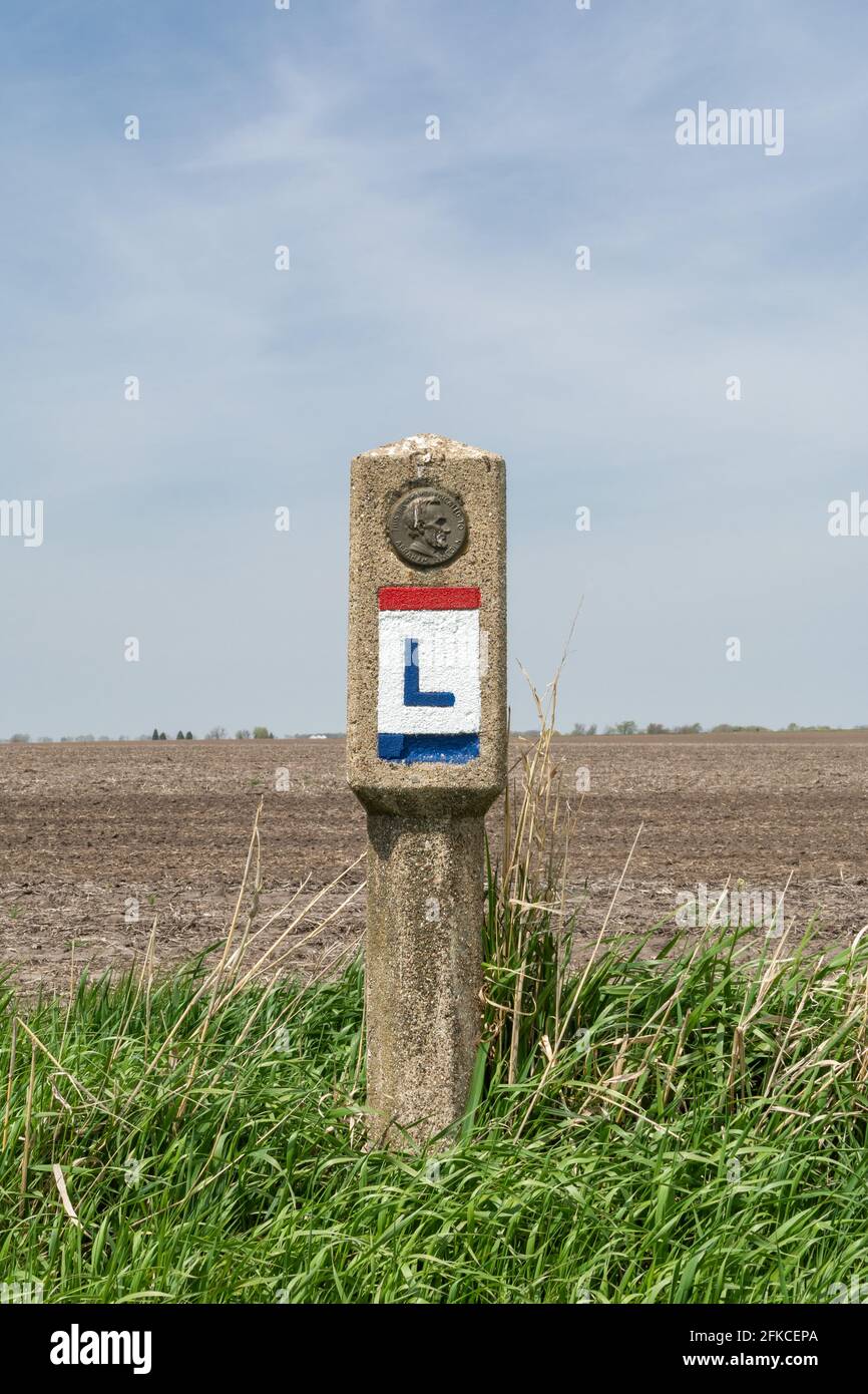 Il marcatore autostradale di Lincoln al sole primaverile. Franklin Grove, Illinois, Stati Uniti. Foto Stock