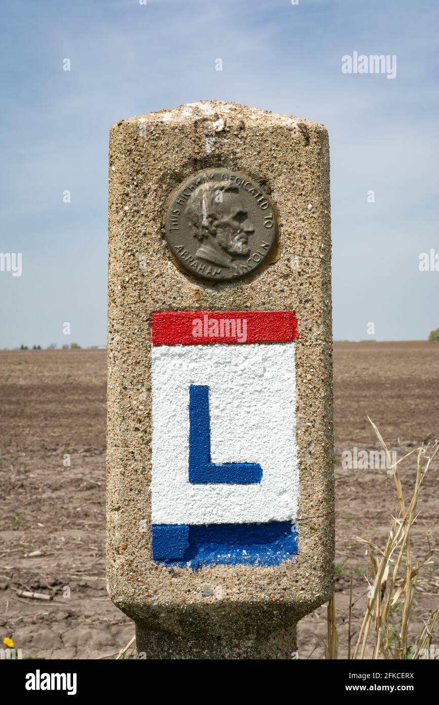 Il marcatore autostradale di Lincoln al sole primaverile. Franklin Grove, Illinois, Stati Uniti. Foto Stock