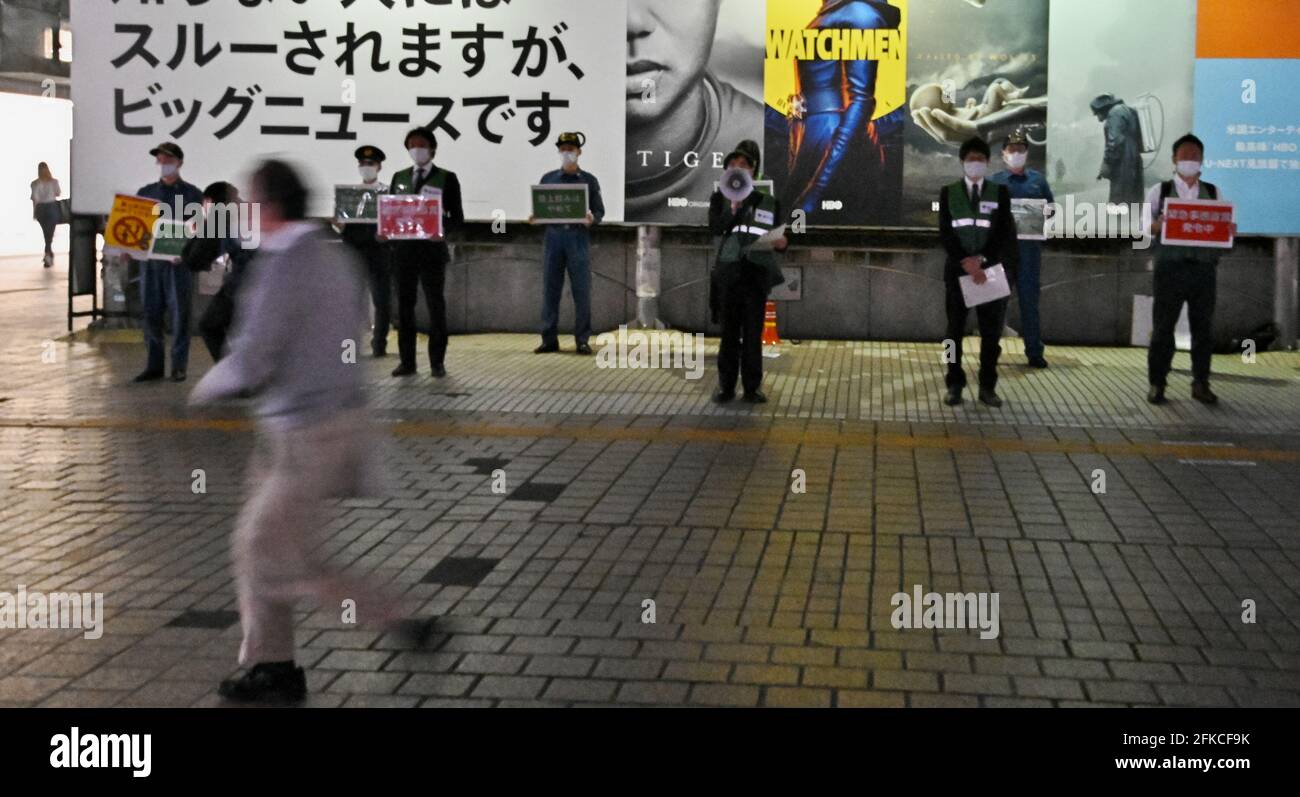 Tokyo, Giappone. 30 Apr 2021. Ufficiale del Governo Metropolitano di Tokyo chiede ai pedoni di non bere alcolici per strada nella via dello shopping del quartiere Shibuya a Tokyo, Giappone, venerdì 30 aprile 2021. Il governatore di Tokyo Yuriko Koike ha chiesto di spegnere i cartelli al neon dopo le 20:00 durante il terzo stato di emergenza per COVID-19 dal 25 aprile al 11 maggio. Foto di Keizo Mori/UPI Credit: UPI/Alamy Live News Foto Stock