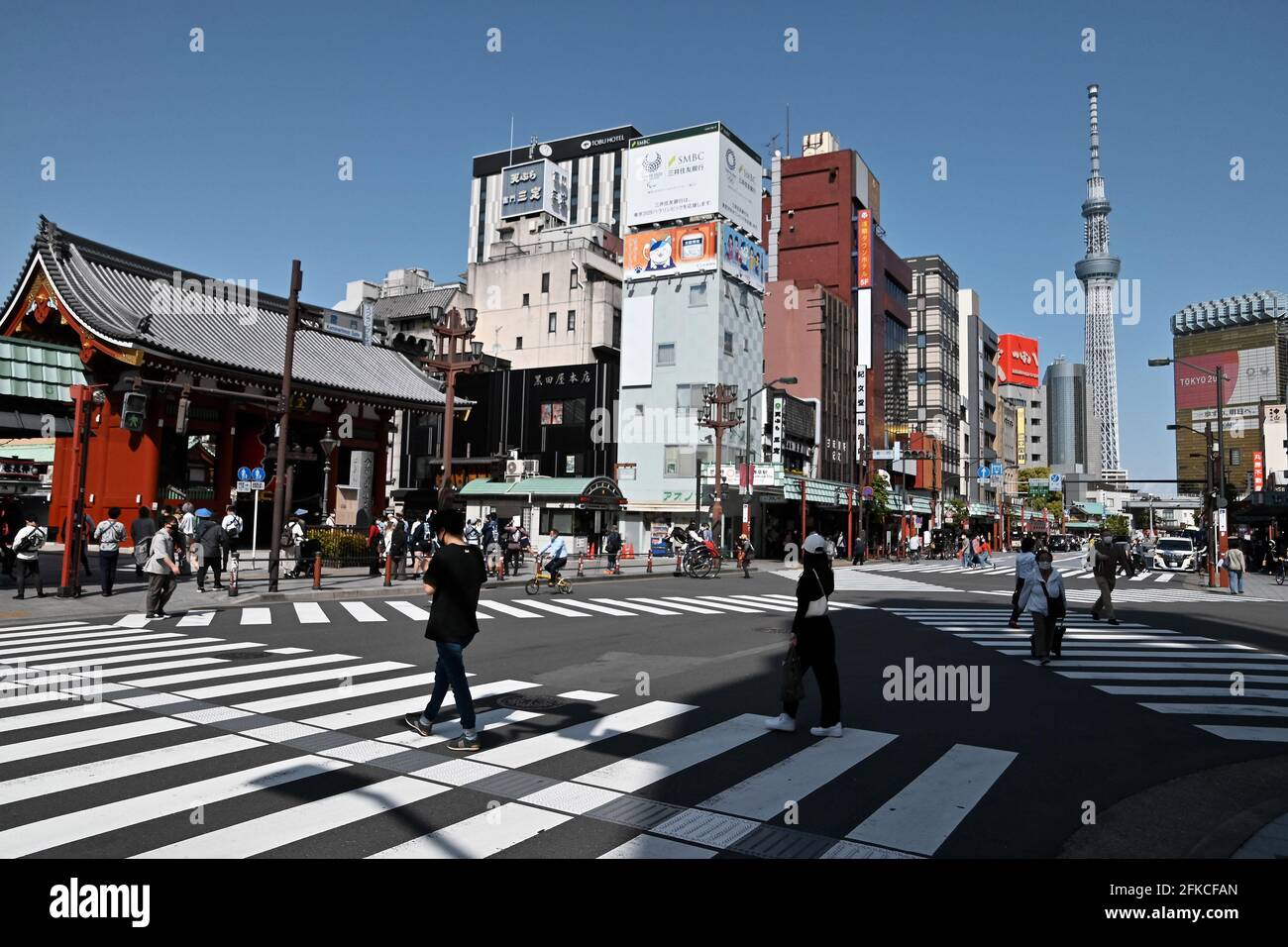 Tokyo, Giappone. 30 Apr 2021. I pedoni che indossano maschere facciali camminano vicino al Tempio Sensoji a Tokyo, Giappone, venerdì 30 aprile 2021. Le prefetture di Tokyo, Osaka, Kyoto e Hyogo sono entrate in un nuovo stato di emergenza per il COVID-19 dal 25 aprile al 11 maggio. Foto di Keizo Mori/UPI Credit: UPI/Alamy Live News Foto Stock