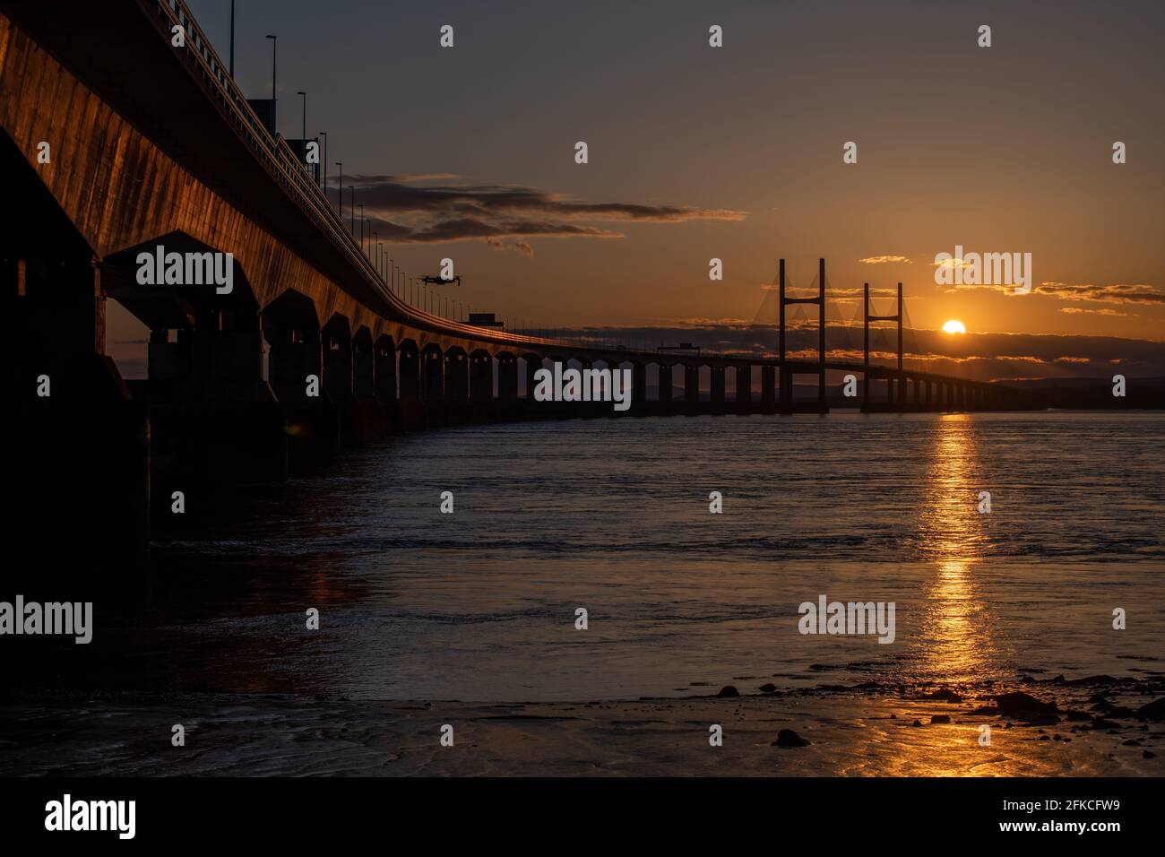 Ponte Severn che attraversa dall'Inghilterra al Galles, al tramonto. Il ponte è anche chiamato il Ponte del Principe di Galles Foto Stock