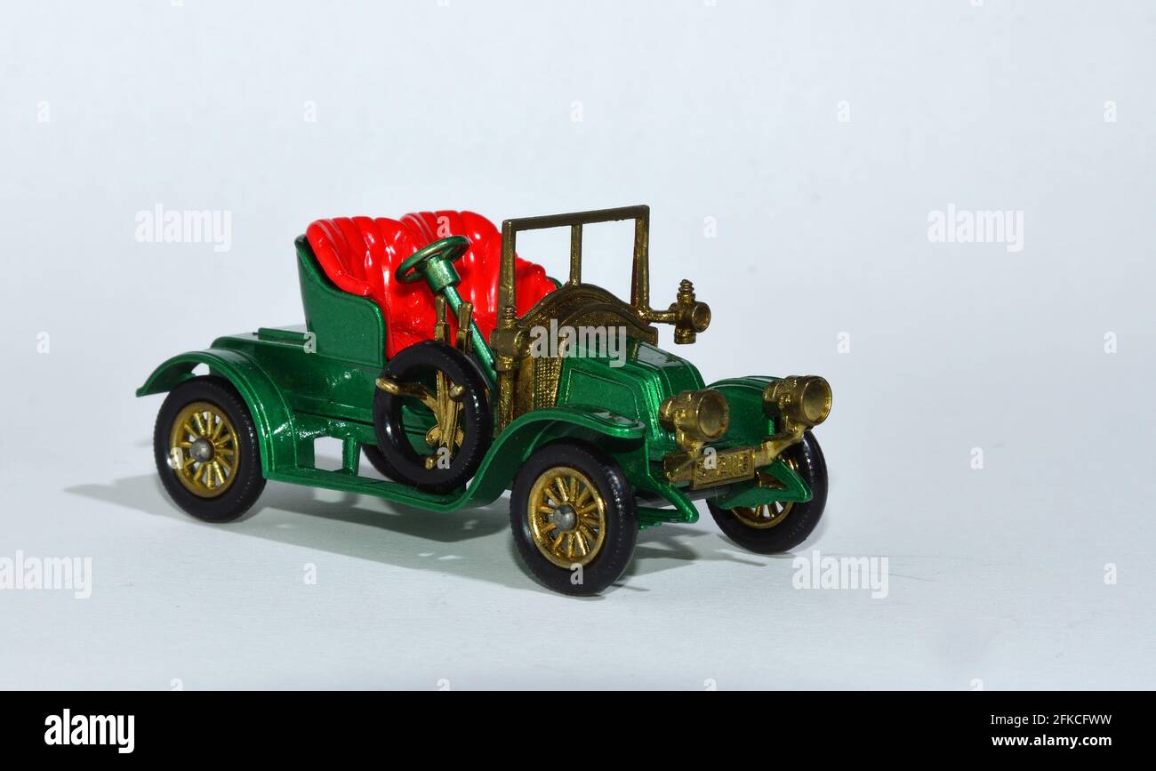 Giocattolo pressofuso modello di una Green 1911 Renault a Matchbox Prodotto di ieri da Lesney con sfondo bianco Foto Stock