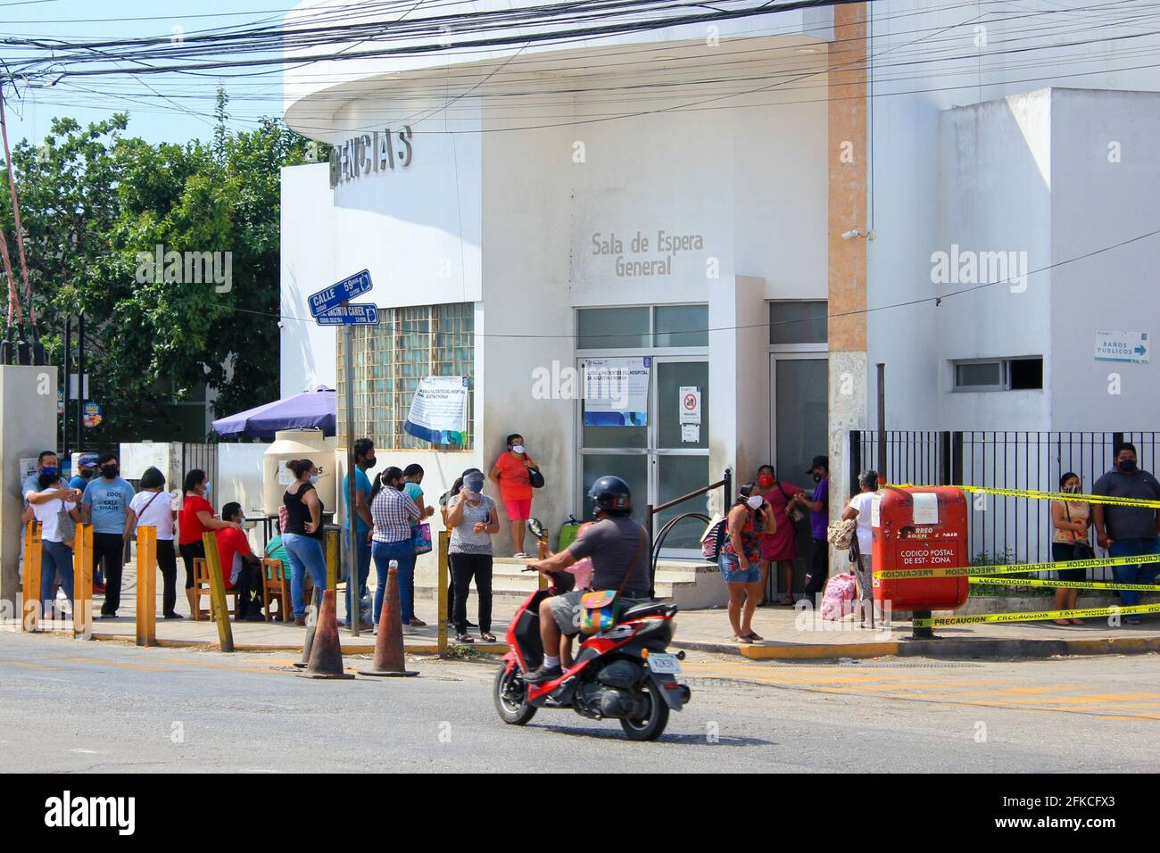 La gente messicana sta in fila davanti all'emergenza Ingresso di un ospedale pubblico a Merida Messico durante il Covid-19 Pandemico Foto Stock