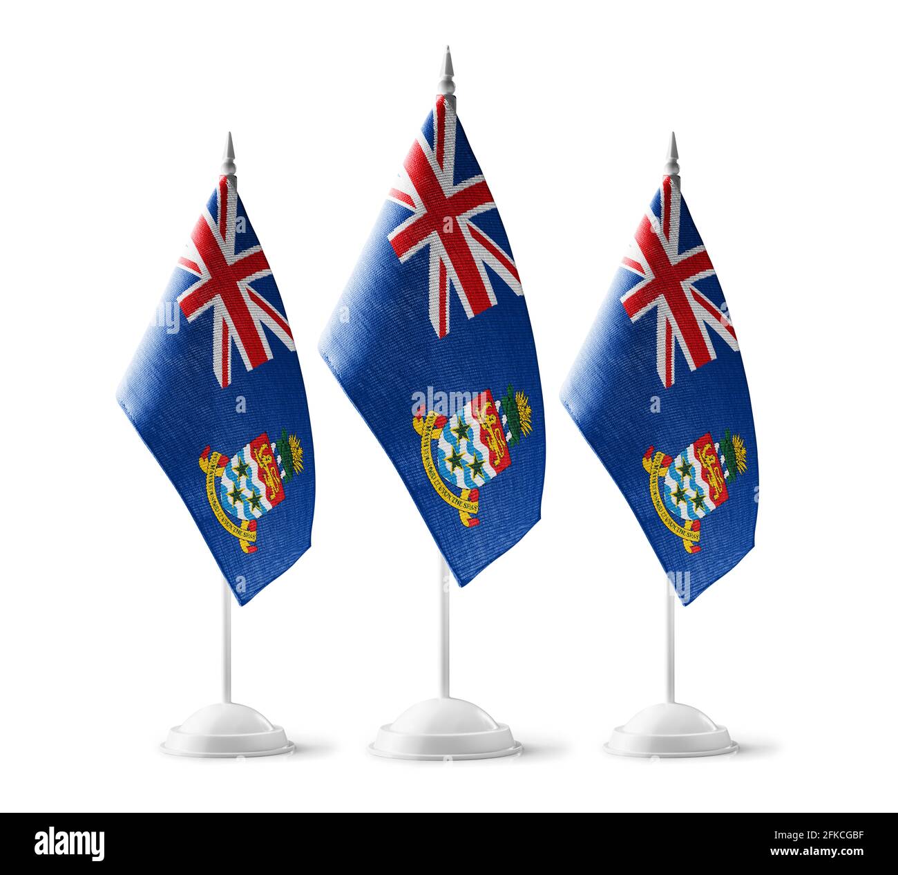 Piccole bandiere nazionali delle Isole Cayman su un bianco sfondo Foto Stock