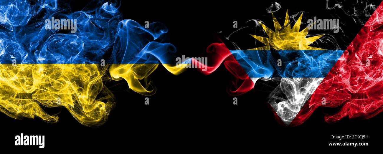 Ucraina, Ucraina vs Antigua e Barbuda, Antigua e Barbuda fumose bandiere mistiche affiancate. Bandiere di fumo astratte spesse colorate in seta. Foto Stock