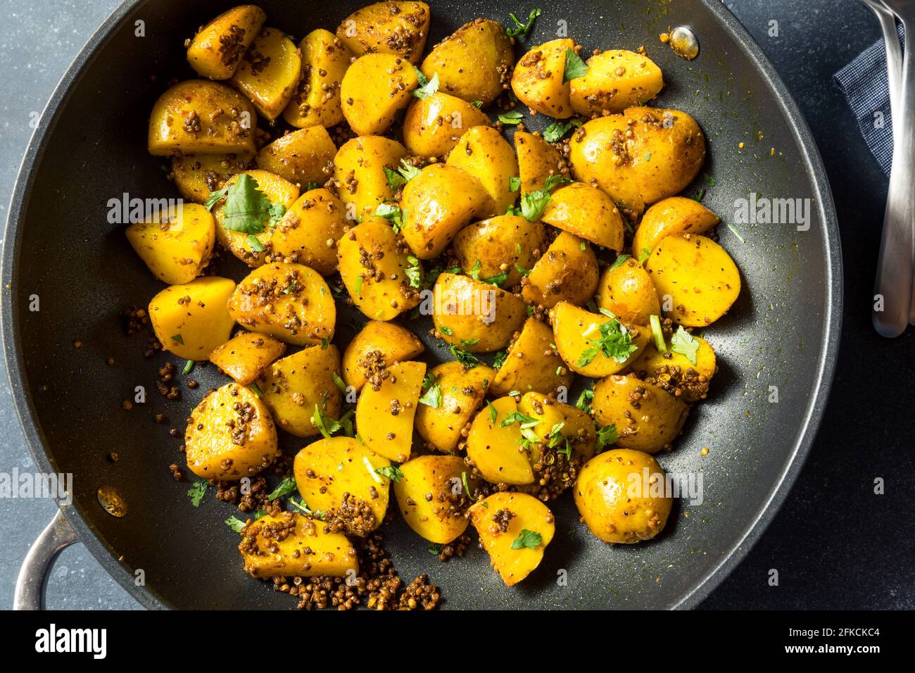 Patate di semina arrosto fatte in casa con Cilantro Foto Stock