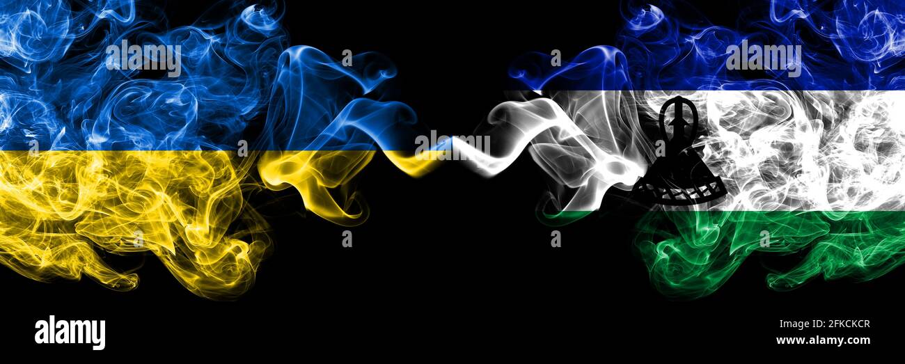 Ucraina, Ucraina vs Lesotho fumoso bandiere mistiche affiancate. Bandiere di fumo astratte spesse colorate in seta. Foto Stock