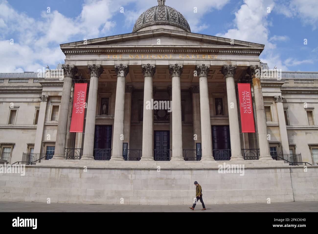 Londra, Regno Unito. 30 aprile 2021. Un uomo passa davanti alla Galleria Nazionale in Trafalgar Square, che è stata chiusa per gran parte del tempo dall'inizio della pandemia del coronavirus. I musei saranno riaperti il 17 maggio. Foto Stock