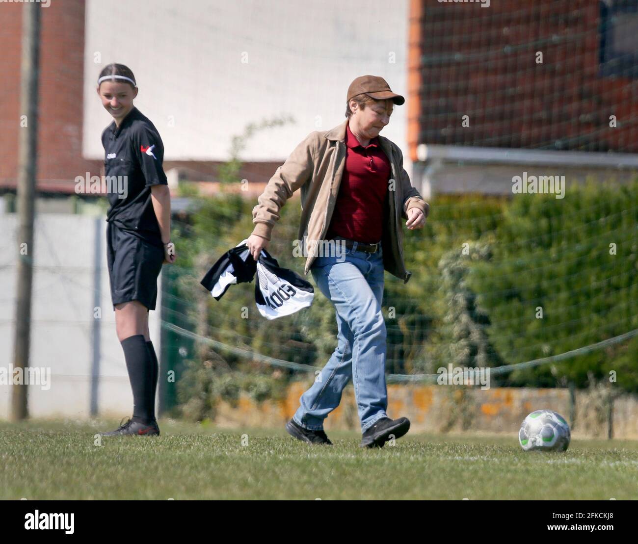27 Avril 2021. Montreuil sur Mer, Pas de Calais Francia. FR - sur le plateau de tournage du film 'un Homme Heureux' à Union Sportive Montreuilloise AV Foto Stock