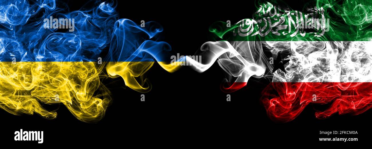 Ucraina, Ucraina vs Somaliland fumoso bandiere mistiche affiancate. Bandiere di fumo astratte spesse colorate in seta. Foto Stock