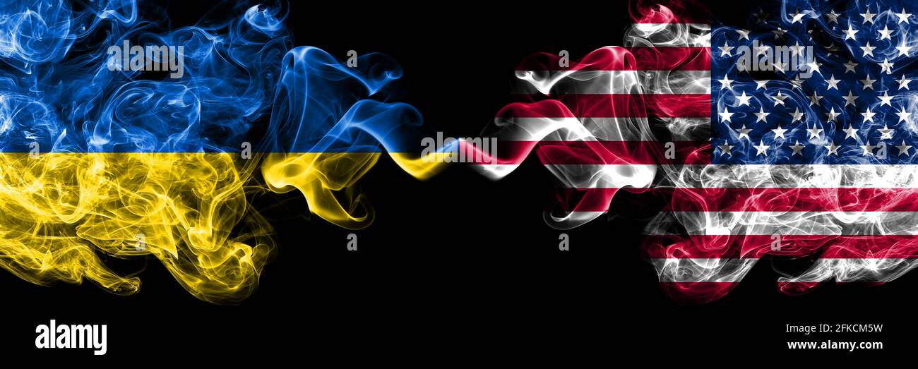 Ucraina, Ucraina contro Stati Uniti d'America, America, Stati Uniti, USA, americano fumoso mistico bandiere affiancate. Fumetti astratti spessi colorati in seta Foto Stock