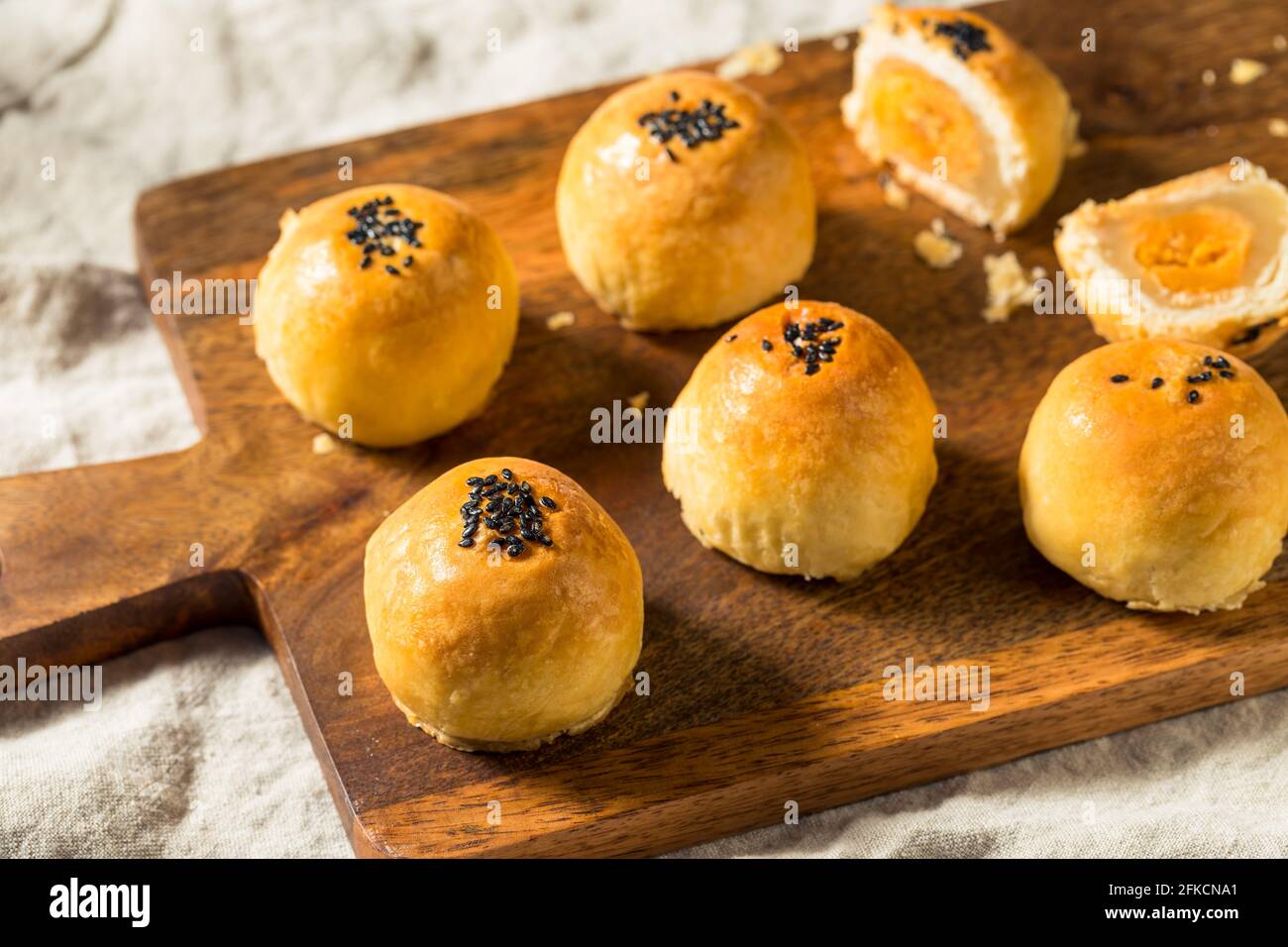 Pasticceria cinese Dan Huang su Mooncake fatta in casa con uovo salato Foto Stock