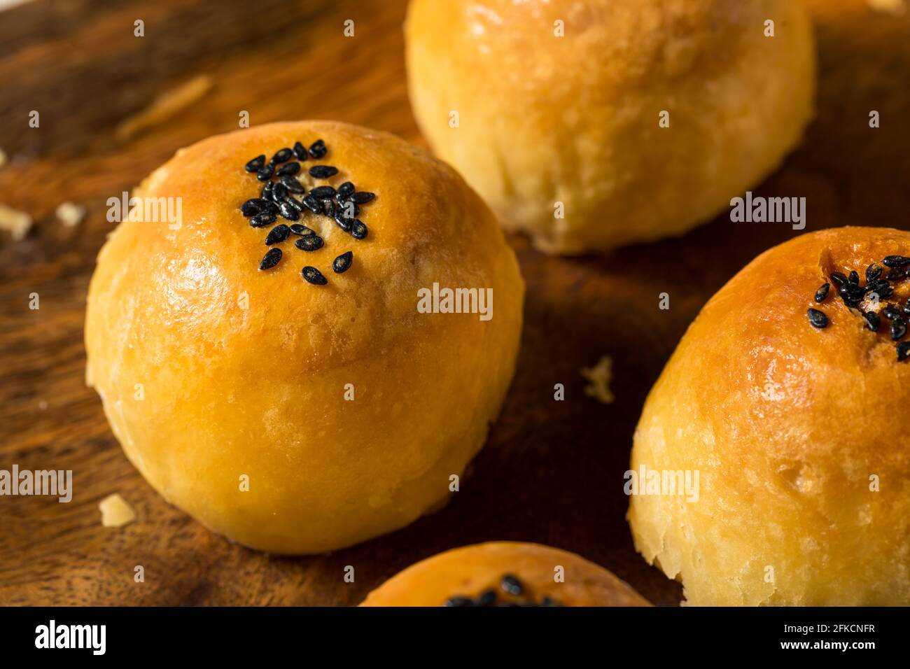 Pasticceria cinese Dan Huang su Mooncake fatta in casa con uovo salato Foto Stock