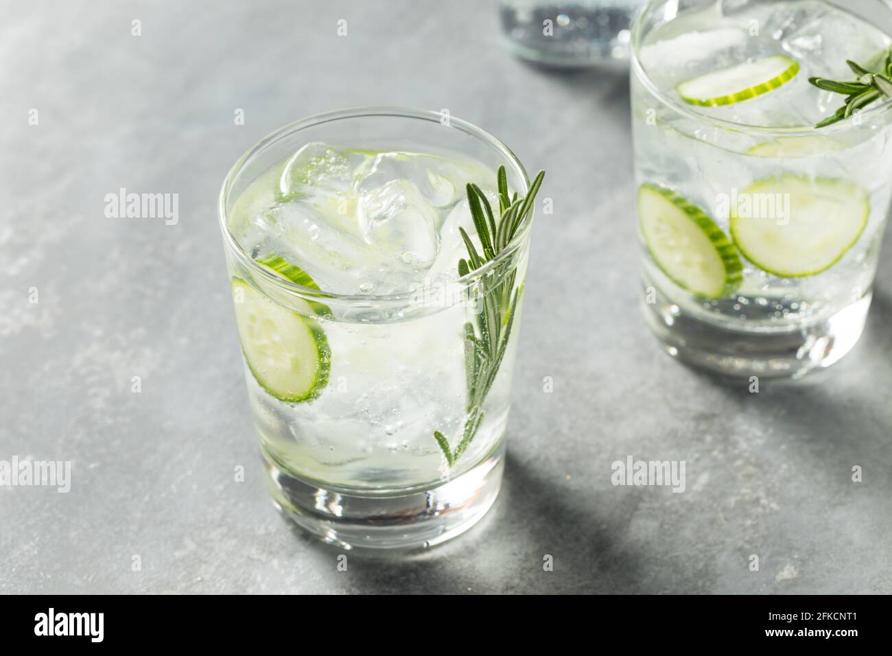 Rinfrescarsi boozy Rosemary Gin e Tonic con cetriolo Foto Stock