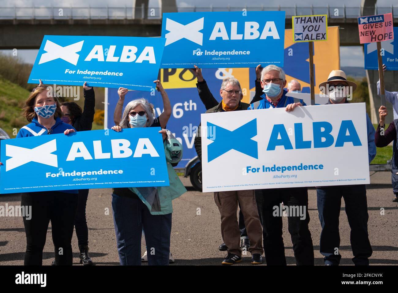 Falkirk, Scozia, Regno Unito. 30 aprile 2021. Leader del nazionalista pro scozzese Alba Party , Alex Salmond, si batte con i sostenitori del partito alla Falkirk Wheel in vista delle elezioni scozzesi del 6 maggio. Iain Masterton/Alamy Live News Foto Stock