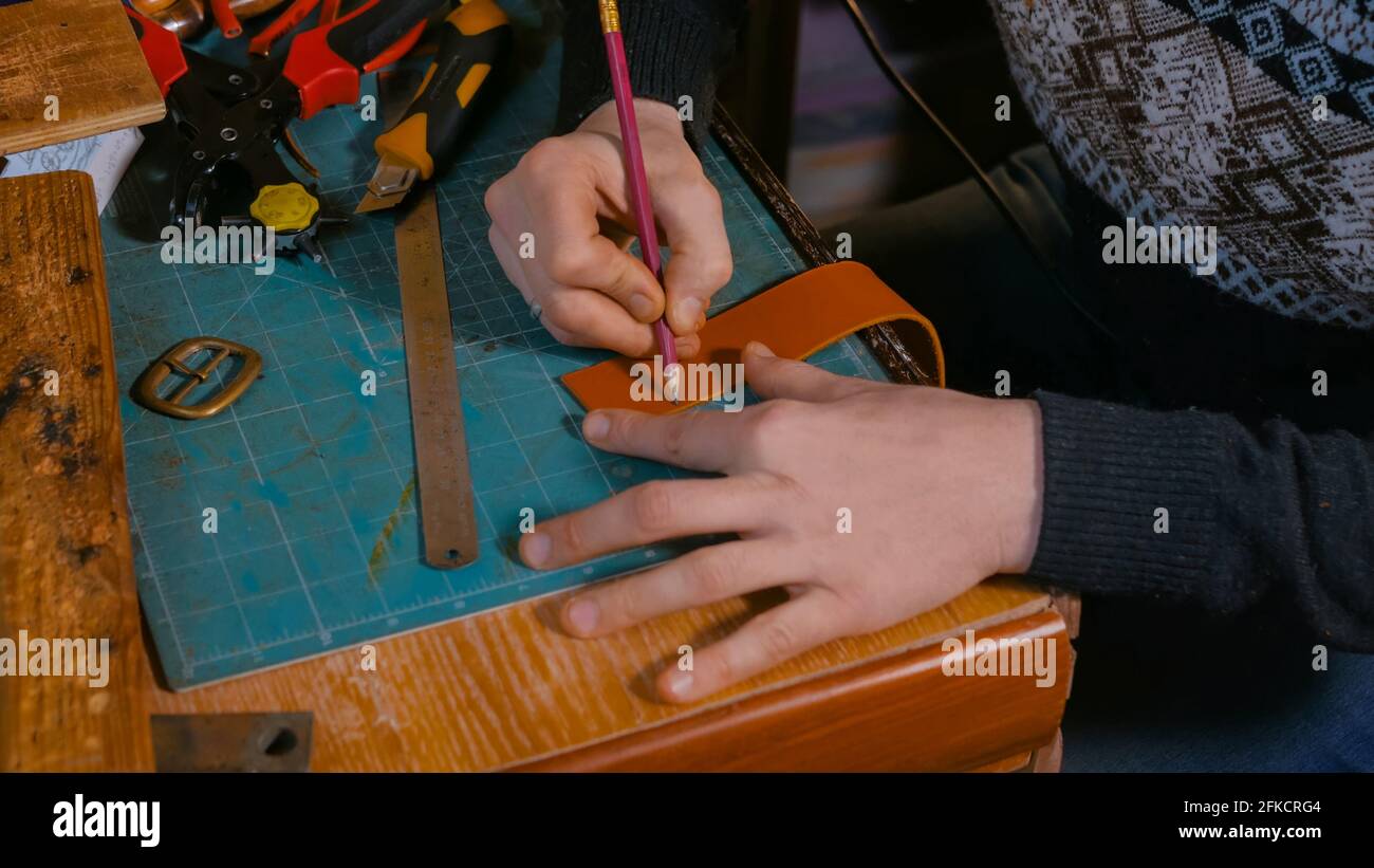 Skinner lavora con cintura in cuoio Foto Stock