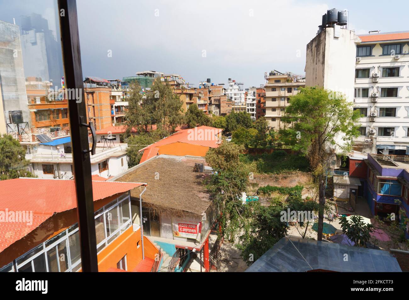 Edifici e cortile visto da una finestra, Thamel distretto, Kathmandu, Nepal. Foto Stock