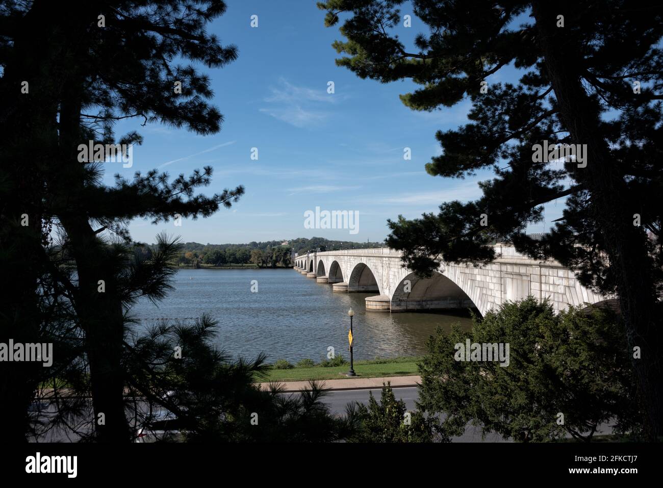 Arlington Memorial Bridge Washington DC // WASHINGTON DC — Arlington House, nota anche come Custis-Lee Mansion, si erge in modo prominente sul lato della Virginia del fiume Potomac, visibile dall'altro lato dell'Arlington Memorial Bridge da Washington DC. La residenza Greek Revival, completata nel 1818, ora funge da fulcro del cimitero nazionale di Arlington. Foto Stock