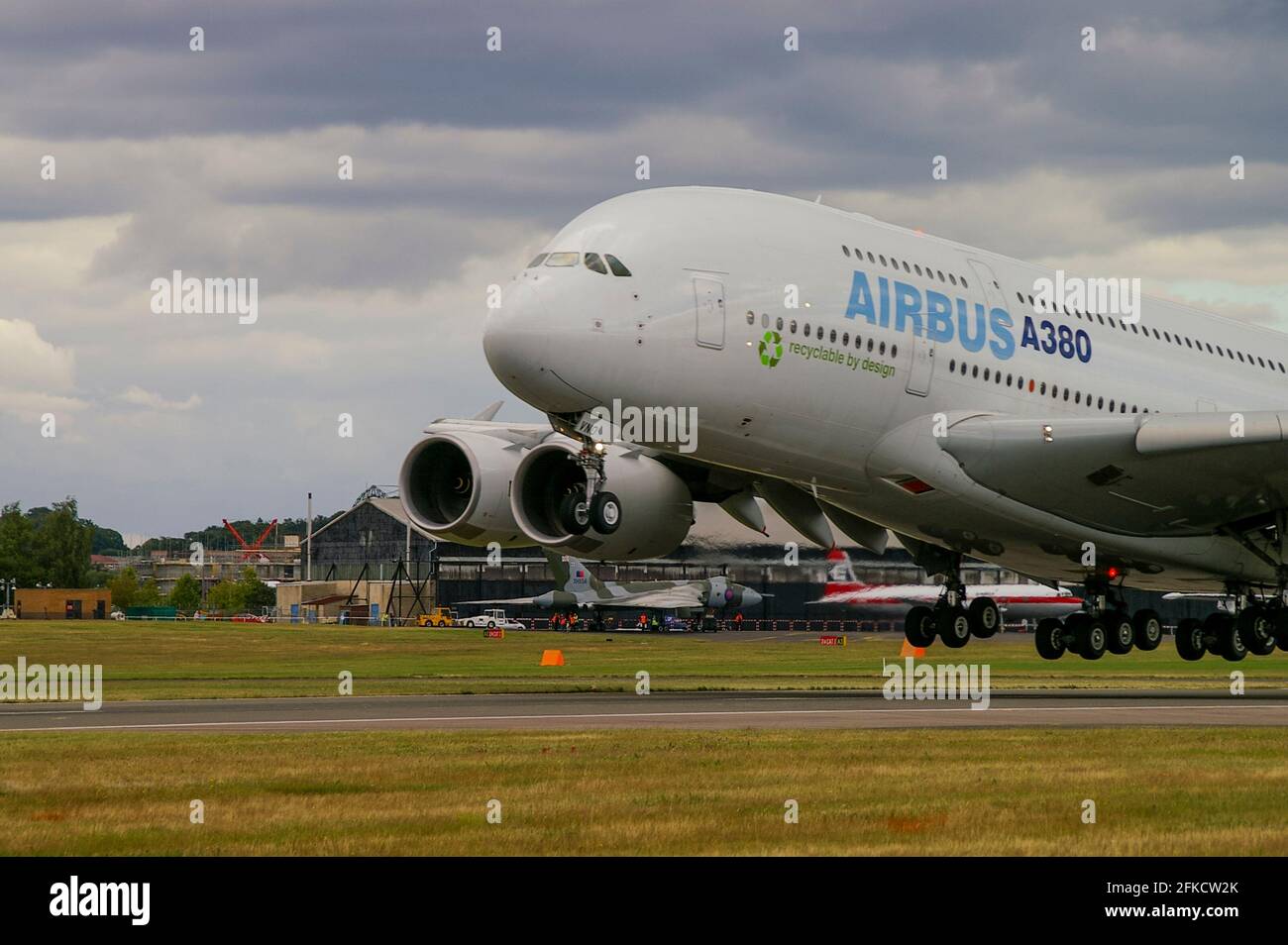 Airbus A380 aereo di linea jet a Farnborough International Airshow, Regno Unito. Modello di produzione iniziale per la pubblicità. Riciclabile dal design, ambientale Foto Stock