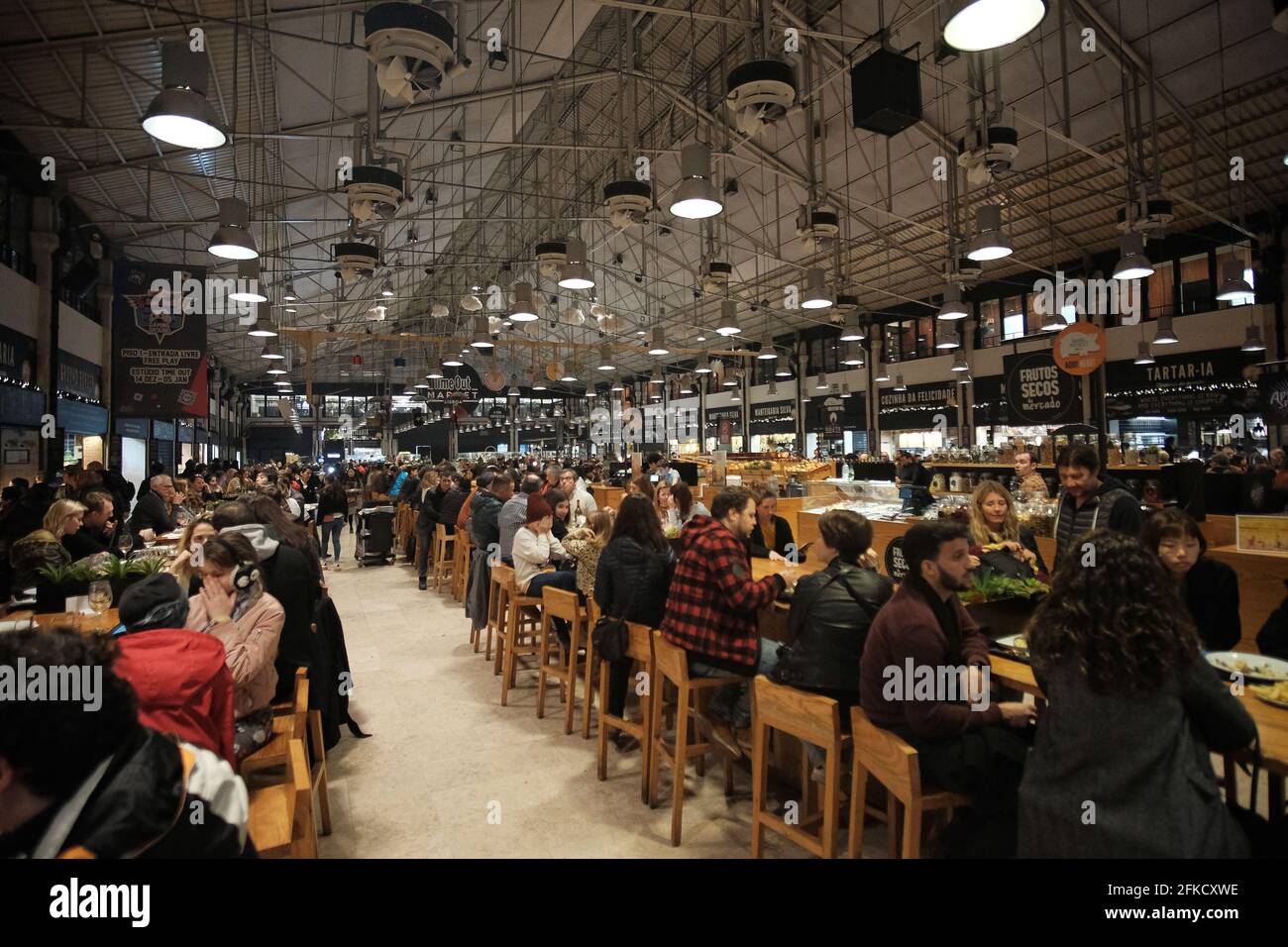 Lisbona, Portogallo - 2 gennaio 2020 : turisti e locali che godono di vari tipi di cibo e bevande da tutto il mondo in un mercato interno in Foto Stock