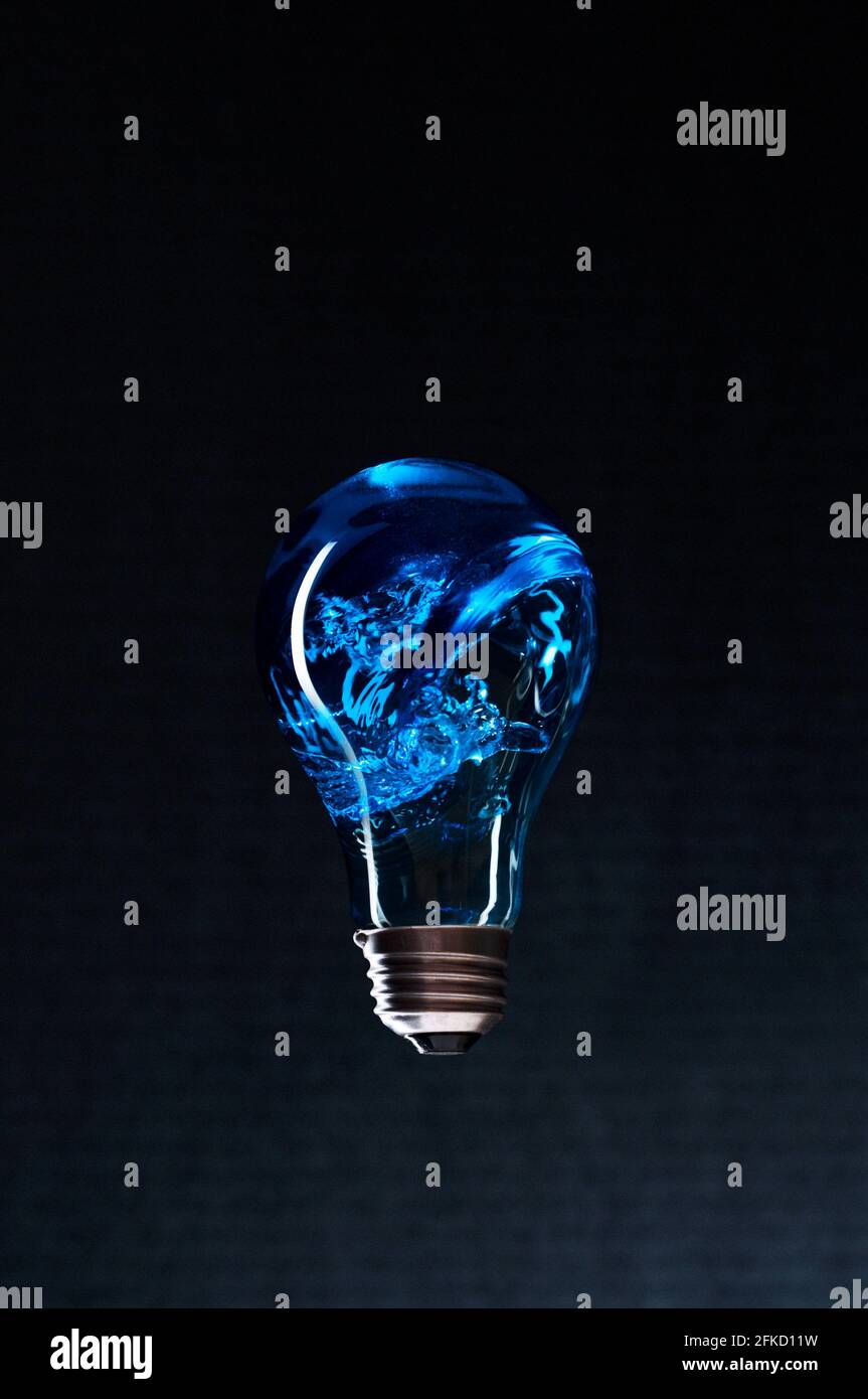 L'acqua turbolenta si muove all'interno della lampadina al tungsteno Foto Stock